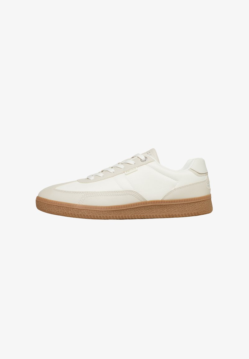 Baskets basses en cuir blanc avec accents beige et semelle en caoutchouc gomme, vue de côté, lacets plats et motif texturé sur la semelle extérieure.