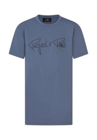 T-shirt en coton bleu avec des manches courtes, un col rond et un logo "Project x Paris" brodé en bleu plus foncé.