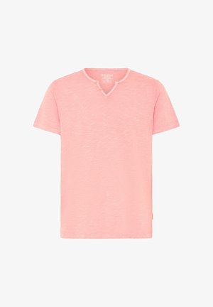 Hellrosa T-Shirt mit kurzen Ärmeln, V-förmigem Ausschnitt mit Kerb sowie zwei kleinen Knöpfen am Kragen.