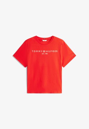 Červené bavlněné tričko s kulatým výstřihem a krátkými rukávy. Na přední straně je vytištěn bílý nápis "TOMMY HILFIGER EST. 1985".