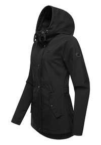 Zwarte waterdichte jack met een fitted capuchon, drukknoopsluitingen, twee voorzakken en een logopatch op de linker mouw. Gladde, matte textuur.