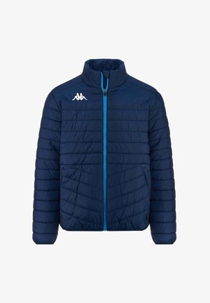 Giacca puffer blu navy con colletto alto, chiusura a zip, dettagli blu e texture trapuntata. Presenta un logo sul lato sinistro del petto.