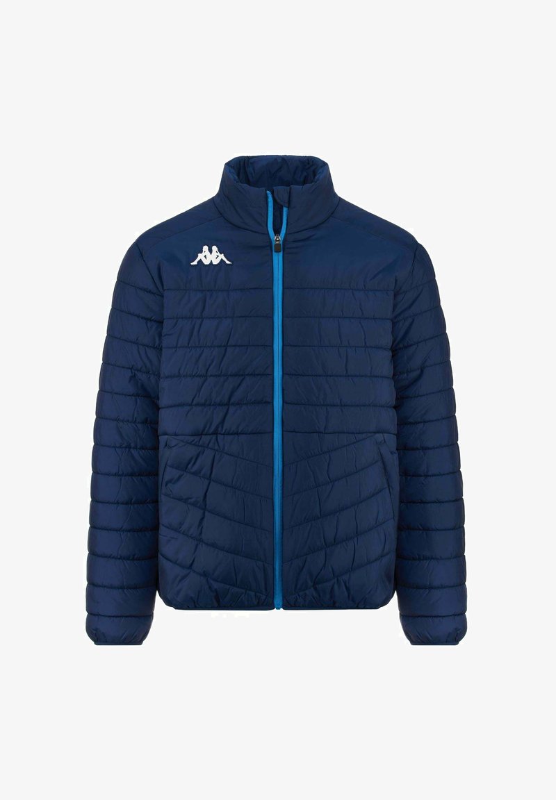 Giacca puffer blu navy con colletto alto, chiusura a zip, dettagli blu e texture trapuntata. Presenta un logo sul lato sinistro del petto.