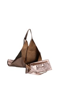 Metaalachtige bronzen tote bag met twee handvatten, een ruime binnenkant en een kleine afneembare zak met een rits en glanzende afwerking.