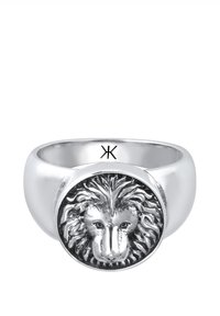 Sølvring med løvehoved signetring, der har detaljeret manke og ansigtstræk, en glat ring og diskret mærkning inde i skaftet.