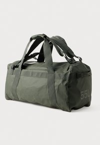Bolsa de deporte verde de nailon con dos asas de transporte y correa de hombro desmontable. Presenta un acabado mate y "55L" impreso en el lateral.