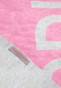 Lichtgrijs en roze katoen stof met een groot grafisch ontwerp. Bevat een label met "Frieda & Freddies, New York" in een gestikt etiket.