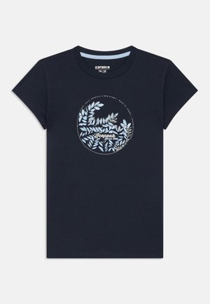 Marineblauw T-shirt met korte mouwen, een ronde hals en een cirkelvormig patroon van lichtblauwe bladeren met tekstontwerp op de borst.