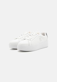Tommy Hilfiger PLATFORM COURT - Sneakers basse - white