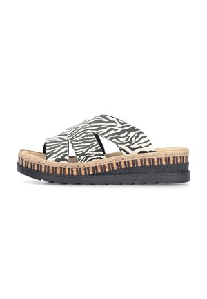 Slip-on Sandale mit schwarz-weiß zebra-gestreiften, überkreuzten Riemen, strukturierter hellbrauner Zwischensohle und schwarzer Gummisohle.
