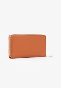 Portafoglio rettangolare in pelle color tan con zip dorata e linguetta su sfondo bianco puro.