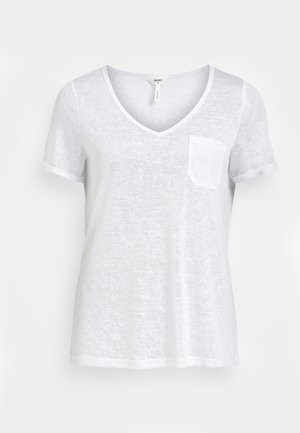 Vit V-ringad t-shirt med korta ärmar, tillverkad av lätt, texturerad tyg. Har en liten framficka och upprullade ärmslut.