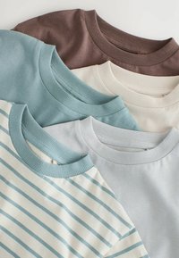 Vier Rundhalsausschnitt-T-Shirts: eines braun, eines einfarbig hellblau, eines hellgrau und eines gestreift in hellblau und weiß. Die Baumwollstoffstruktur ist sichtbar.