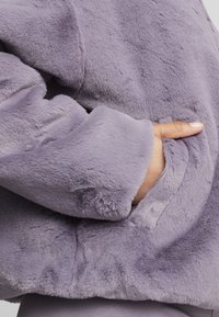 Puma WEICHE - Giacca in pile - pale plum