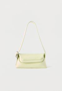 Τσάντα από ανοιχτό πράσινο δέρμα με έναν ενιαίο ιμάντα και κλείσιμο με καπάκι, παρουσιάζεται σε λευκό φόντο.