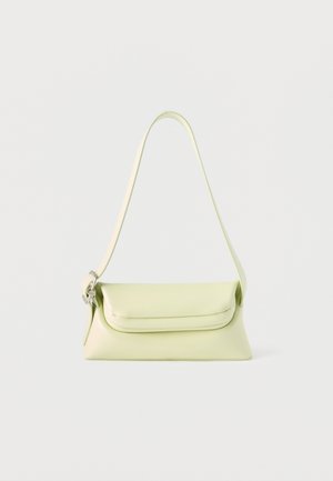 Světlězelená kožená kabelka s jedním popruhem a zapínáním na klopu, zobrazená na bílém pozadí.