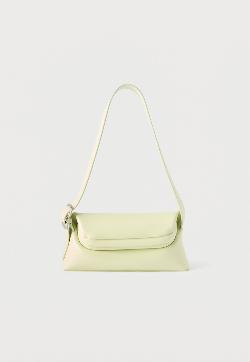 Τσάντα από ανοιχτό πράσινο δέρμα με έναν ενιαίο ιμάντα και κλείσιμο με καπάκι, παρουσιάζεται σε λευκό φόντο.