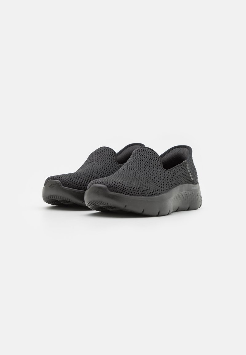 Scarpe slip-on nere realizzate in mesh traspirante con superficie testurizzata. La suola flessibile presenta un motivo discreto per garantire aderenza.