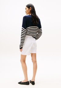 Tommy Hilfiger STRAIGHT SHORT - Denim shorts - optic white
