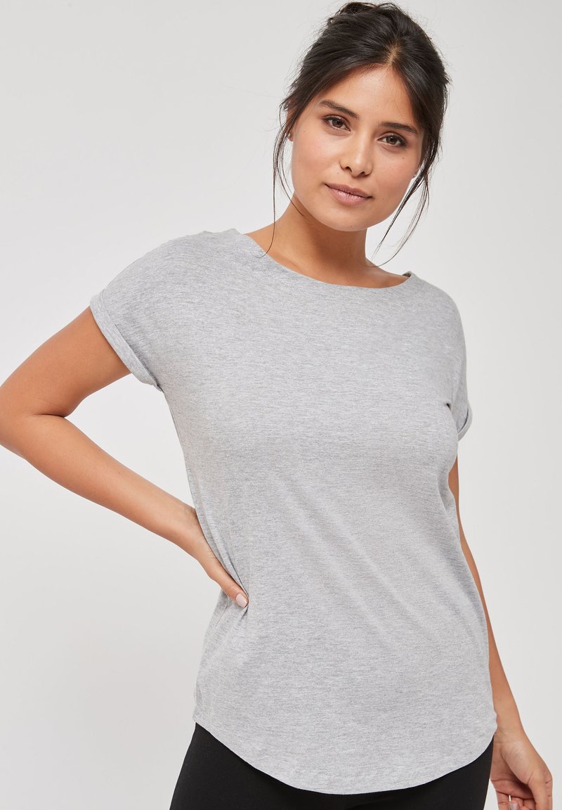 T-shirt gris à manches courtes en tissu doux, avec un col rond, une coupe décontractée et un ourlet arrondi. Design simple avec des manches retroussées.