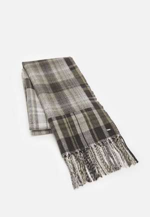 Écharpe en laine pliée avec un motif à carreaux gris, vert et noir, bordée de franges sur un fond blanc.