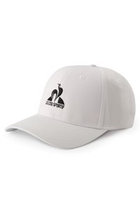 Gorra de béisbol blanca hecha de tela, con un logotipo bordado en negro de un gallo y el texto "Le Coq Sportif" en la parte frontal. Visera redondeada.