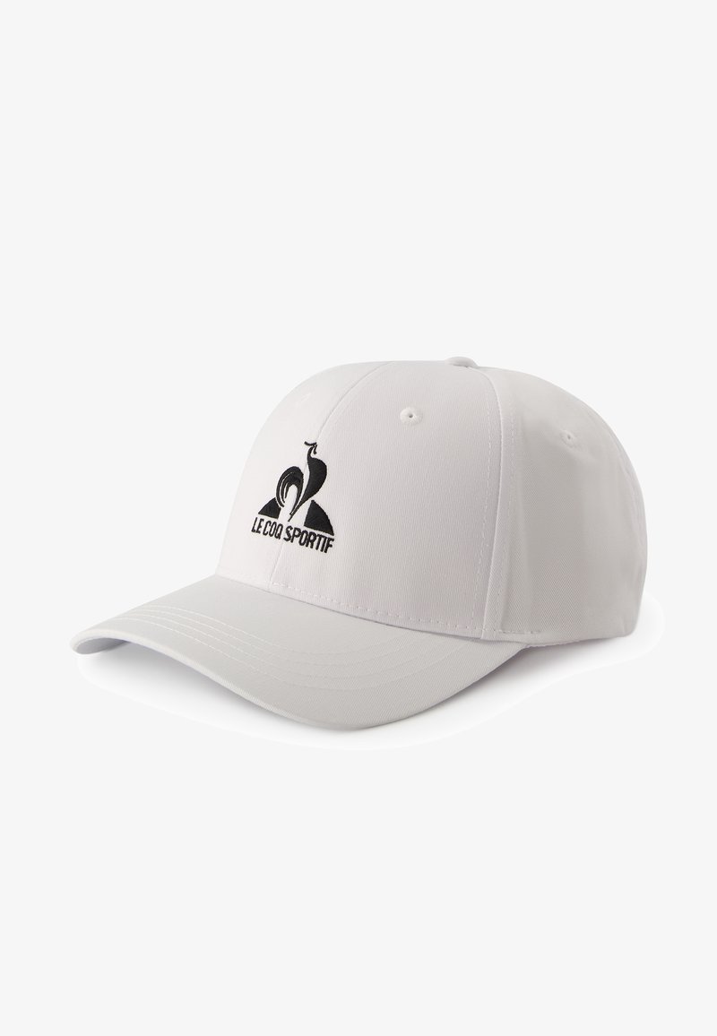 Gorra de béisbol blanca hecha de tela, con un logotipo bordado en negro de un gallo y el texto "Le Coq Sportif" en la parte frontal. Visera redondeada.