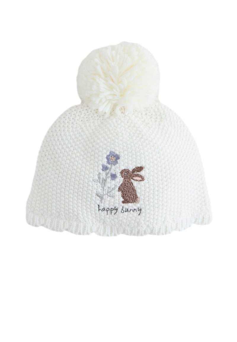 Witte gebreide muts met een grote crèmekleurige pompon bovenop, met een geborduurde bruine konijn en paarse bloemen en de tekst "happy bunny".