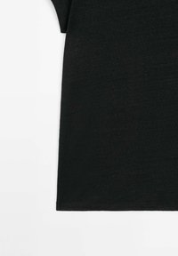 Zwarte T-shirt met korte mouwen, gemaakt van een zachte, licht gestructureerde stof. Heeft een rechte zoom zonder patronen of versieringen.