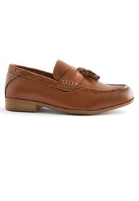Mocassins en cuir marron avec un panneau texturé, détail à franges et couture contrastée. Présente un petit talon en bois et une surface lisse.
