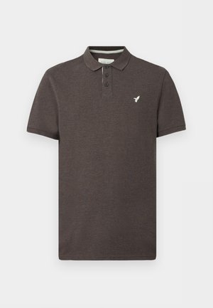 Polo à manches courtes marron foncé avec trois boutons et petit logo d’oiseau blanc sur la poitrine gauche.