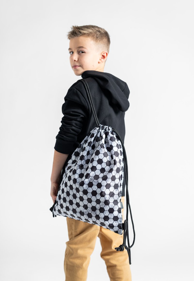 Plecak na sznurki z hexagonalnym czarno-białym wzorem, wykonany z tkaniny, z regulowanymi czarnymi paskami i ściąganym wierzchem.