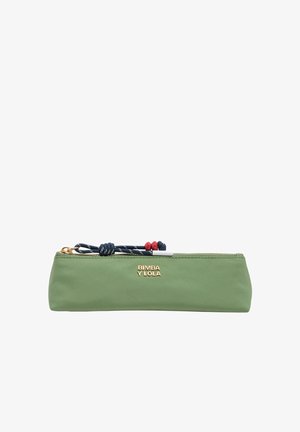Estuche cilíndrico verde con cremallera dorada, cordón azul marino con cuentas rojas y logotipo dorado "BIMBA Y LOLA" en el frente.
