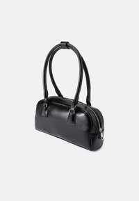 Melna ādas rokassoma ar divām rokturiem, noapaļota forma, spīdīgs rāvējslēdzis un taisnstūra akcenti. Gluda tekstūra ar viegli saskatāmu graudu rakstu.