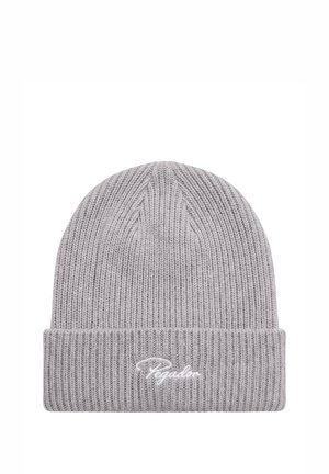 Gorro de punto acanalado gris claro con puño doblado y texto de firma bordado en blanco en el puño frontal.