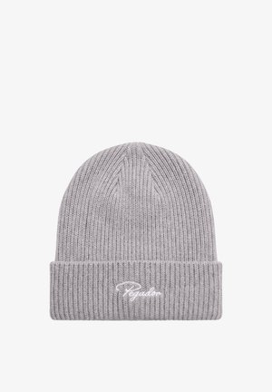 Gorro de punto acanalado gris claro con puño doblado y texto de firma bordado en blanco en el puño frontal.