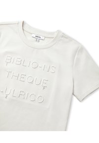 Krémové tričko s kulatým výstřihem a krátkými rukávy. Obsahuje reliéfní textový design s texturovaným povrchem.