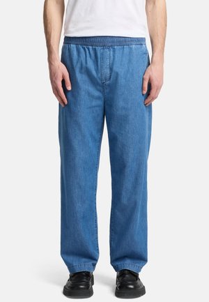 Lichtblauwe denim broek in een losse pasvorm met een elastische tailleband en zijzakken, met een zachte textuur en rechte pijpen.
