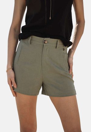 Grønne, højtaljede shorts med en glat overflade, forlommer og knaplukning. Ikonisk med en sort ærmeløs top.