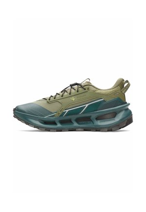 Low-top sportieve schoen in olijfgroen en donker petrol met dikke gevoerde zool, zwarte veters, mesh panelen en merkdetails aan de zijkant en hieltab.