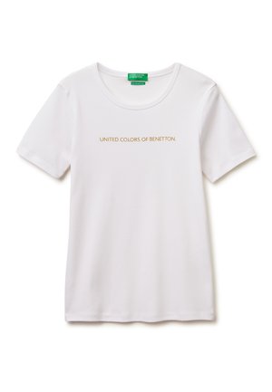 Wit T-shirt met korte mouwen en ronde hals, met de tekst "UNITED COLORS OF BENETTON" in goud gedrukt in het midden vooraan.