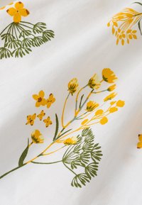 Hvidt stof prydet med livlige gule og grønne blomster mønstre, som indeholder forskellige typer blomster og blade.