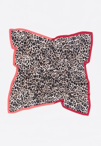 Bufanda de estampado de leopardo con una textura suave, que cuenta con un borde rojo contrastante. El diseño incluye manchas negras sobre un fondo beige.