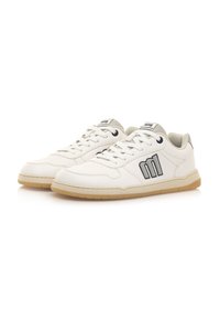 Weiße Ledersneaker mit schwarzem Branding und Akzenten, ausgestattet mit einer Gummisohle, runder Spitze und flachen Schnürsenkeln. Lässiges, sportliches Design.