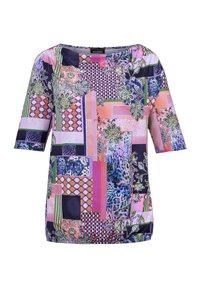Kurzarmoberteil mit einem mehrfarbigen Patchworkdesign, das florale und geometrische Muster zeigt. Das Material wirkt leicht und glatt.