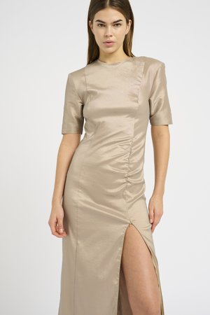 Form-fitting, short-sleeve dress in a light beige satin material, featuring side ruching and a thigh-high slit on the right side.