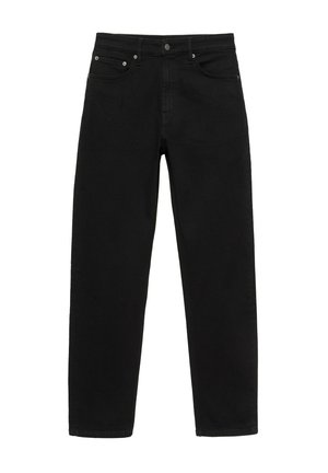 Bagfra på en person iført sorte jeans og en sort skjorte, med en hånd nær baglommen.