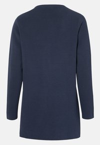 Marineblaue Langarmbluse mit strukturiertem Strickmuster, rundem Ausschnitt und seitlichen Schlitzen am Saum für mehr Bewegungsfreiheit.