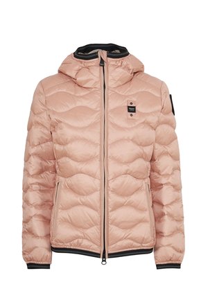 Giacca puffer trapuntata rosa chiaro con cappuccio, zip frontale, due tasche con zip, bordi neri su polsini e orlo, e una piccola toppa con logo sul petto.
