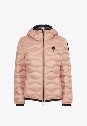 Giacca puffer trapuntata rosa chiaro con cappuccio, zip frontale, due tasche con zip, bordi neri su polsini e orlo, e una piccola toppa con logo sul petto.